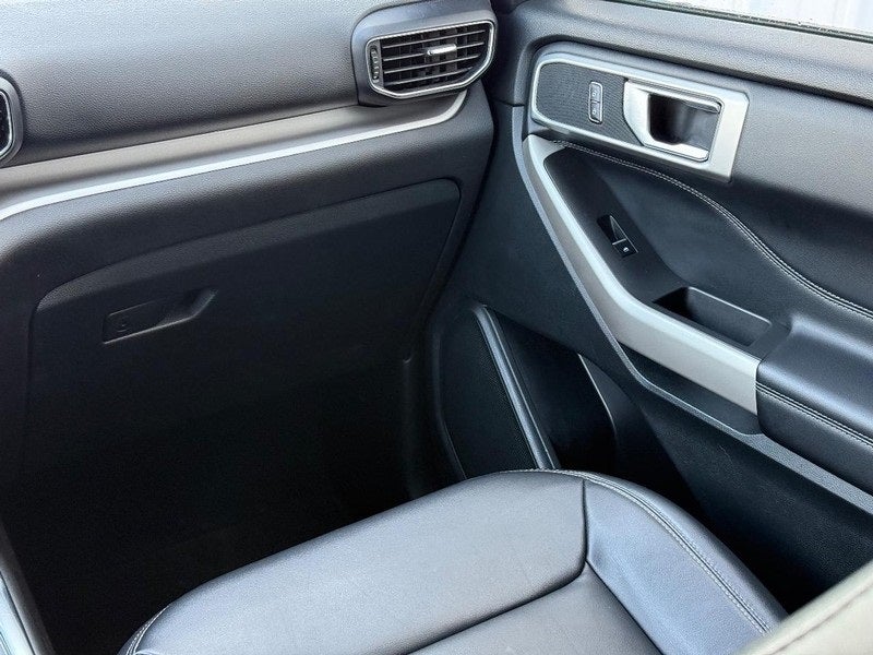 2023 Ford Explorer XLT CERTIFIED Near Janesville