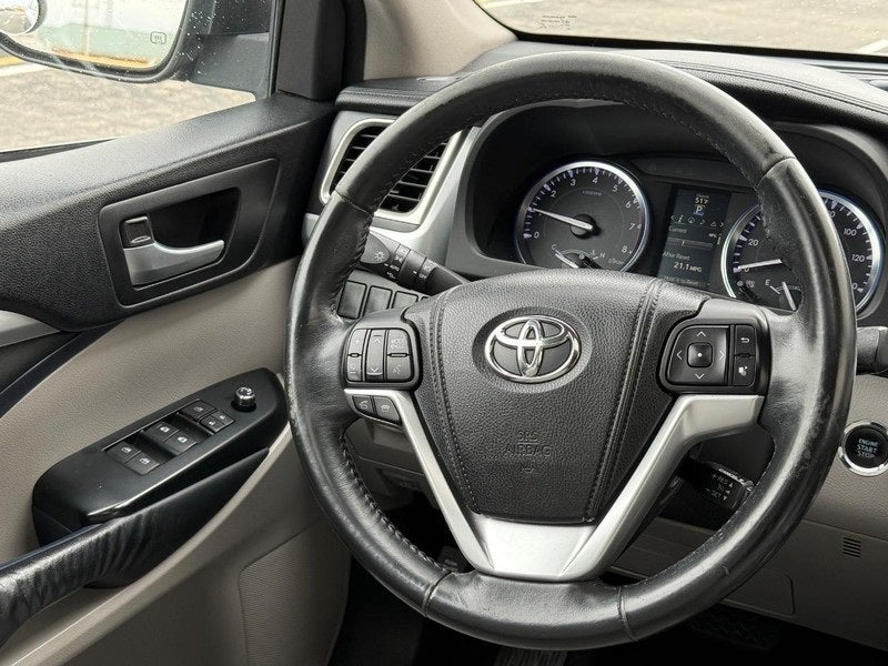 2015 Toyota Highlander XLE V6 3RD ROW SEAT SUV Near Milwaukee