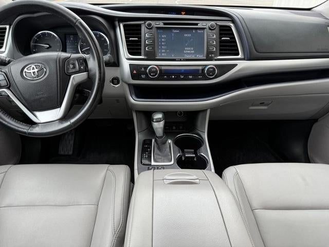 2015 Toyota Highlander XLE V6 3RD ROW SEAT SUV Near Milwaukee
